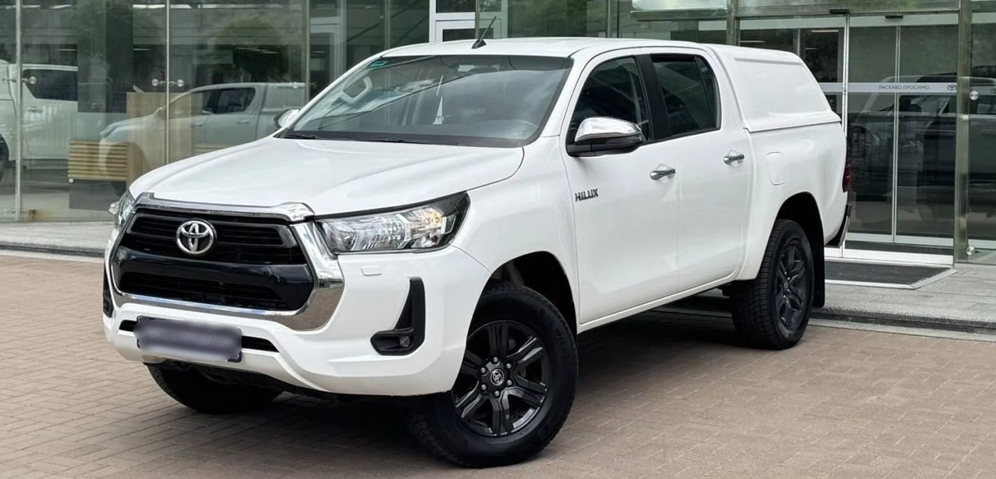 toyota_hilux__644795683fhd
